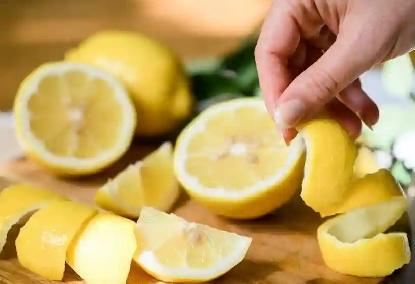 Lemon peels for skin glowing લીંબુની છાલ ફેંકવાની ભૂલ ન કરતા! ચહેરા પર ગ્લો લાવવા માટે આ રીતે કરો ઉપયોગ