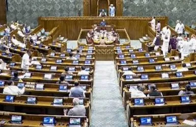 Lok Sabha Adjourned  સંસદનું ચોમાસુ સત્ર ગરમાયું વિપક્ષના વિરોધ વચ્ચે લોકસભાએ પાસ કર્યું બિલ, કાર્યવાહી દિવસભર માટે સ્થગિત