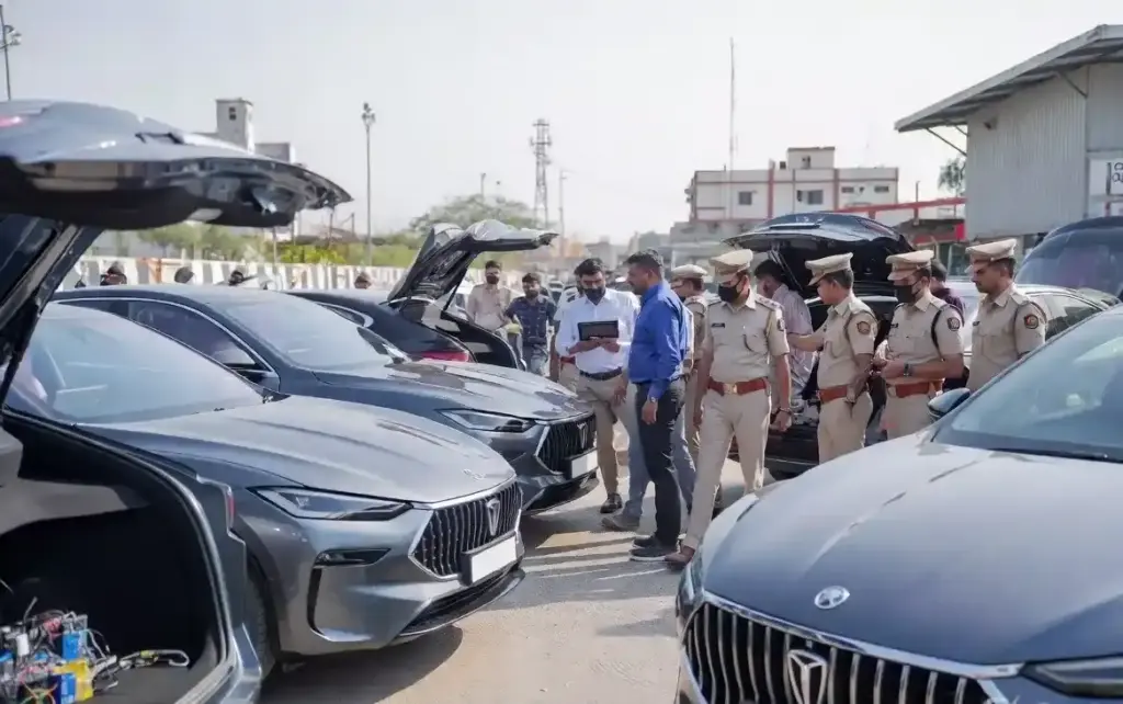 Luxury Car Theft in Mumbai સિગ્નલ ક્લોનિંગ ટેક્નોલોજી વડે 45 લાખની ફોર્ચ્યુનરની ચોરી, રાજકોટથી ગેંગ ઝડપાઈ