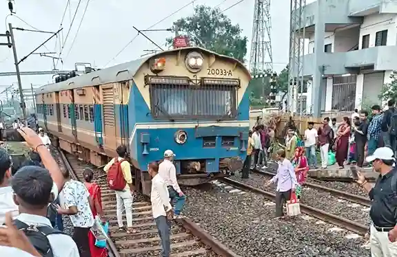 MEMU Train Engine Derails Bhilad Station  વલસાડના ભિલાડ સ્ટેશને મોટી ટ્રેન દુર્ઘટના ટળી વિરારભરૂચ મેમુ ટ્રેનનું એન્જિન પાટા પરથી ઊતરી ગયું