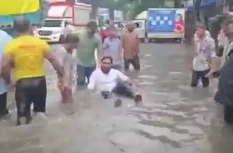 MNS protest in Mumbai મુંબઈમાં વરસાદી આફત ચાંદીવલીમાં ઘૂંટણસમા પાણી ભરાતા MNS નો વિરોધ પ્રદર્શનનો અનોખો અંદાજ