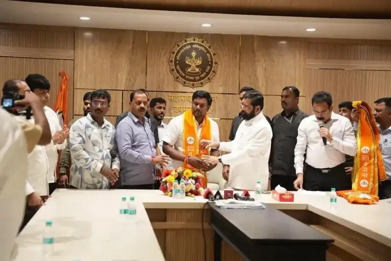 Maharashtra Politics  મહારાષ્ટ્રમાં રાજકીય ગરમાવો અપક્ષ એમએલસી કિરણ સરનાઈકે એકનાથ શિંદેની શિવસેનામાં કરી ઘરવાપસી