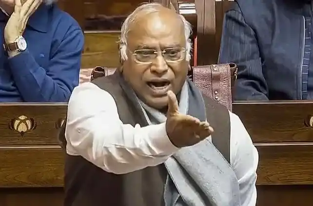 Mallikarjun Kharge Police Warrant  શું બજરંગ દળ પરનું નિવેદન કોંગ્રેસ અધ્યક્ષ મલ્લિકાર્જુન ખડગેને મોંઘુ પડશે? કોર્ટે પાઠવ્યું સમન્સ, જાણો પૂરો વિવાદ