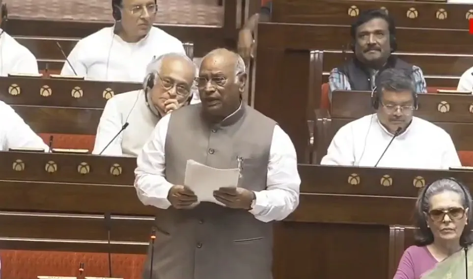 Mallikarjun Kharge Rajya Sabha speech રાજ્યસભામાં હંગામો એન્ટી પેપર લીક બિલ પર ચર્ચા દરમિયાન વિદ્યાર્થીઓ પરના લાઠીચાર્જને લઈને સરકાર ભીંસમાં.