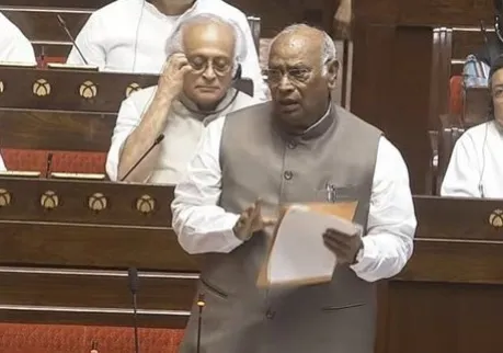 Mallikarjun Kharge statements  મલ્લિકાર્જુન ખડગે ના કેન્દ્ર પર પ્રહાર, "રાહુલ ગાંધીના વિરોધ પ્રદર્શનોથી ડરી ગઈ છે સરકાર, PM મોદી બચાવી રહ્યા છે પોતાની ખુરશી..."