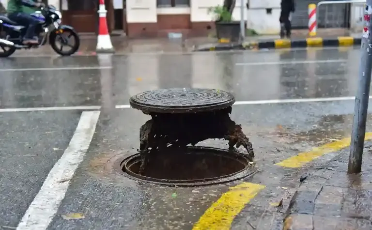 Manhole Tragedy  મુંબઈ હાઈકોર્ટનું મ્યુનિસિપલ કોર્પોરેશન પર લાલઘૂમ મેનહોલમાં થયેલા મૃત્યુ તમારી બેદરકારીનું પરિણામ!