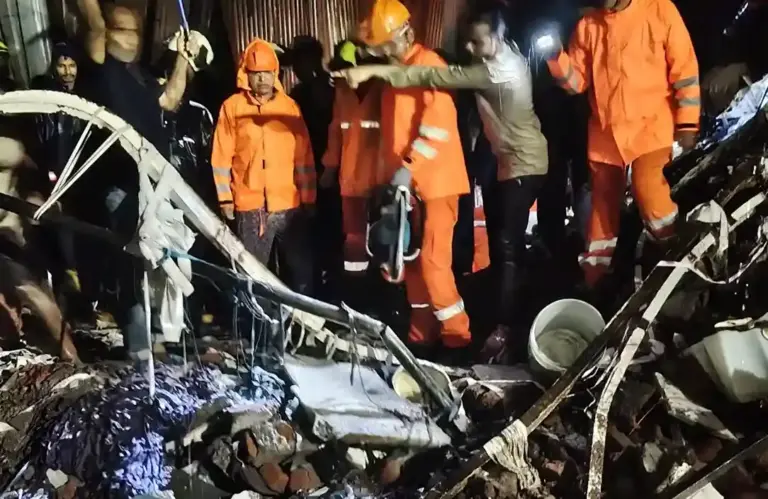 Mankhurd House Collapse  માનખુર્દ દુર્ઘટના ૬ લોકોના મોત બાદ એક્શનમાં તંત્ર; મકાન માલિક અને કૉન્ટ્રૅક્ટર ની ધરપકડ