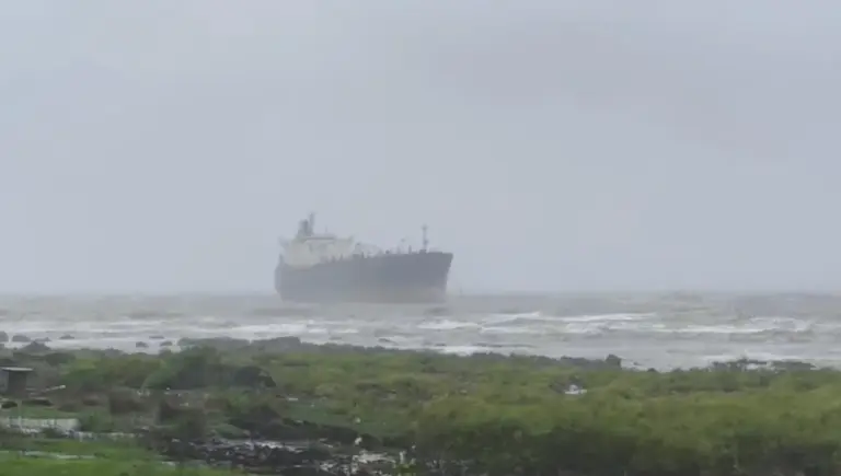 Manori Beach Ship Stranded મુંબઈના મનોરી દરિયે સંકટ કિનારાથી ૧ કિમી દૂર જહાજ ફસાયું, બચાવ કામગીરીમાં અવરોધ.