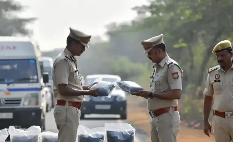 Mephedrone Drugs Seized In Kalyan Phata  કલ્યાણ ફાટા ખાતે ₹3.04 કરોડનું મેફેડ્રોન ડ્રગ્સ જપ્ત, રિક્ષા સાથે એક આરોપી પકડાયો