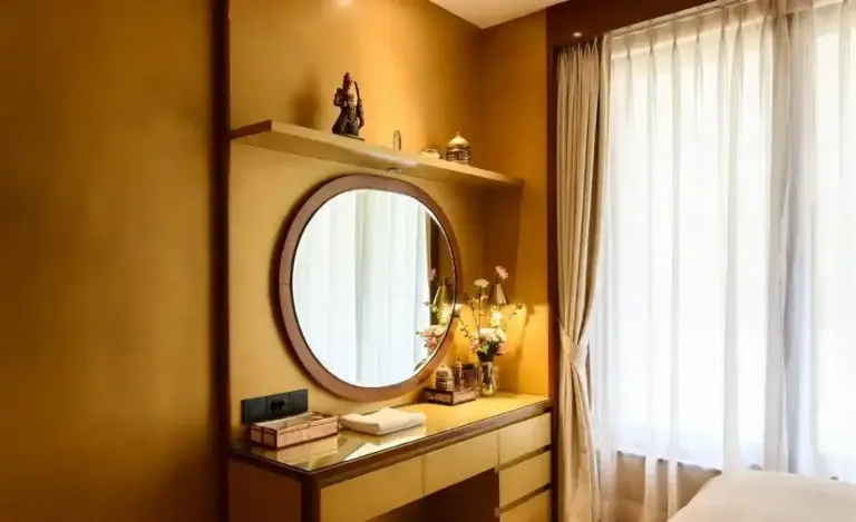 Mirror Vastu  ઘરની ખોટી દિશામાં લગાડેલો અરીસો તમારી આર્થિક સ્થિતિ બગાડી શકે છે, જાણો યોગ્ય દિશા