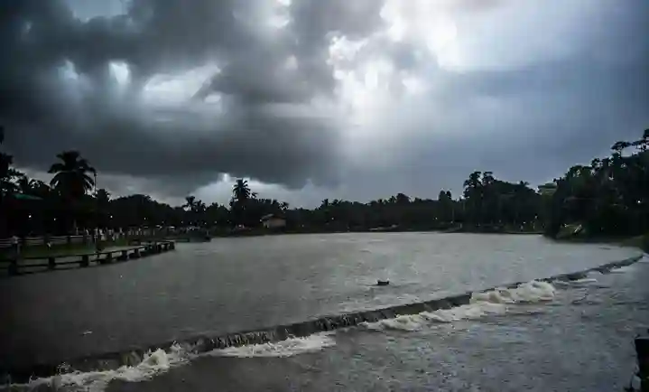 Monsoon Update થાણેવાસીઓ માટે આનંદના સમાચાર શહેરનું સૌથી મોટું તળાવ 'તળાવ પાળી' ઓવરફ્લો થયું