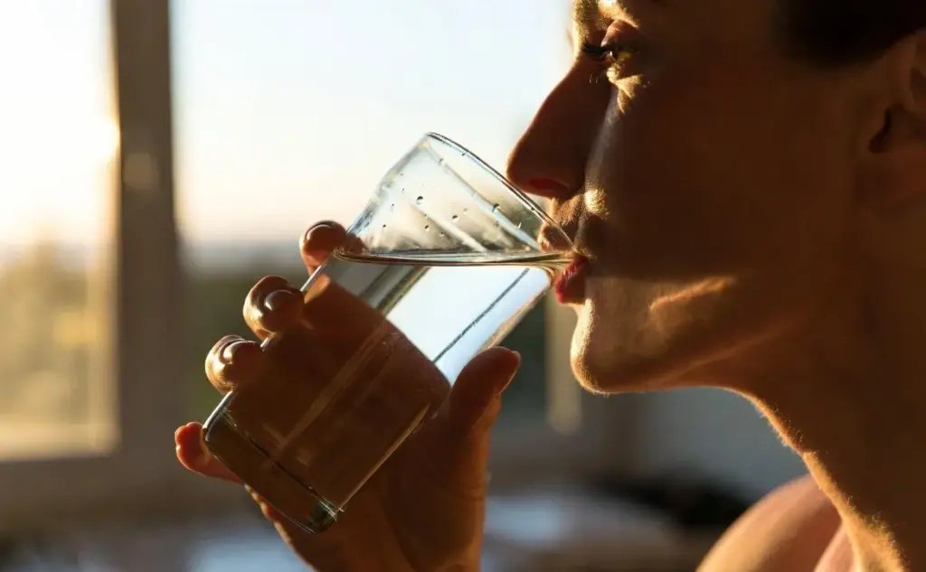 Morning Hydration શું રોજ સવારે ખાલી પેટે પાણી પીવાથી ખરેખર ફાયદા થાય છે? જાણો તેની પાછળનું સત્ય