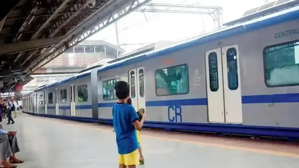 Mumbai AC Local મુસાફરોની ભૂલ કે રેલવેની? AC લોકલ ટ્રેન મોડી આવવા છતાં દંડ વસૂલાતા મુંબઈકરો લાલઘૂમ, રેલવે પાસે કરી આ માંગ.