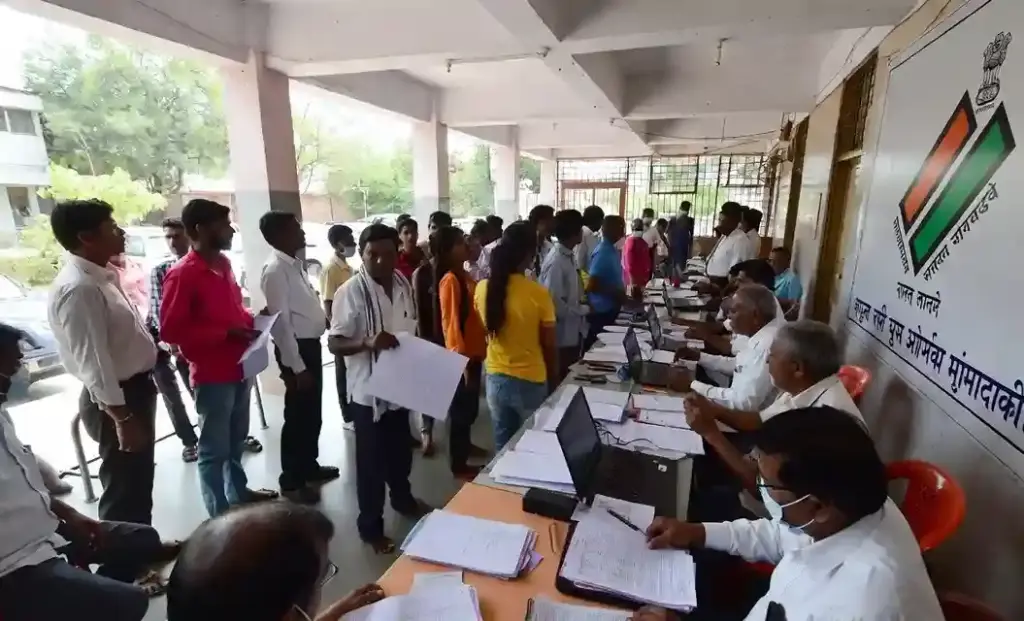 Mumbai Electoral roll revision  વરસાદને કારણે મતદાર યાદીની પુનઃતપાસણી (SIR) મોહિમને મોટો ફટકો કામગીરી પર અસર