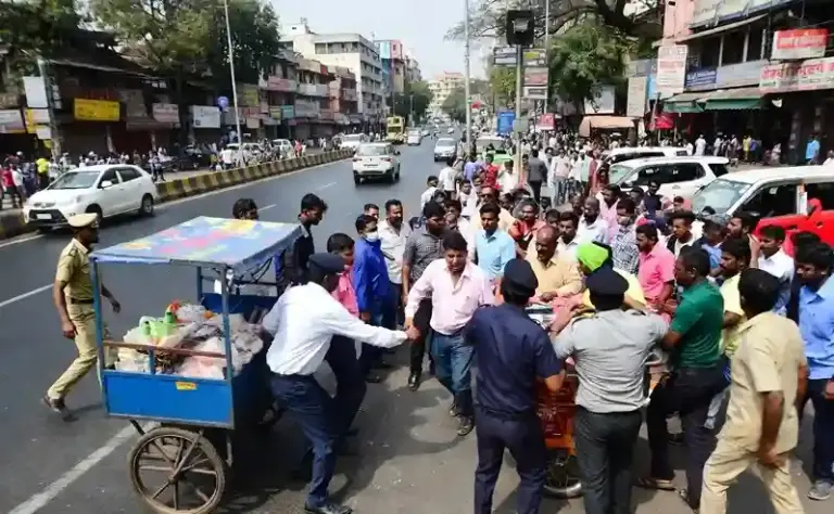 Mumbai Hawkers Action  મુંબઈમાં ગેરકાયદેસર ફેરીવાળાઓ સામે સકંજો કડક મેયરના ઘાટકોપર વોર્ડમાં માત્ર છ મહિનામાં 4600થી વધુ લોકો પર દંડ અને બુલડોઝરની કાર્યવાહી