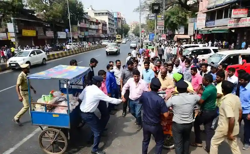 Mumbai Hawkers Action મુંબઈમાં ગેરકાયદેસર ફેરીવાળાઓ સામે સકંજો કડક મેયરના ઘાટકોપર વોર્ડમાં માત્ર છ મહિનામાં 4600થી વધુ લોકો પર દંડ અને બુલડોઝરની કાર્યવાહી