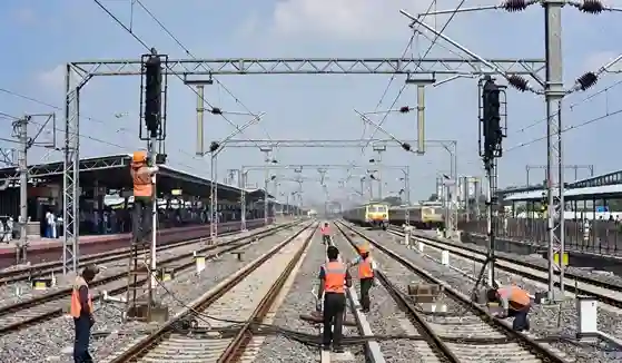 Mumbai Local Mega Block રવિવારે મધ્ય રેલવે રૂટ પર મેગા બ્લોક, જાણો ટ્રેનોનું નવું ટાઈમટેબલ અને લોકલ સેવાઓ પર પડનારી અસરો