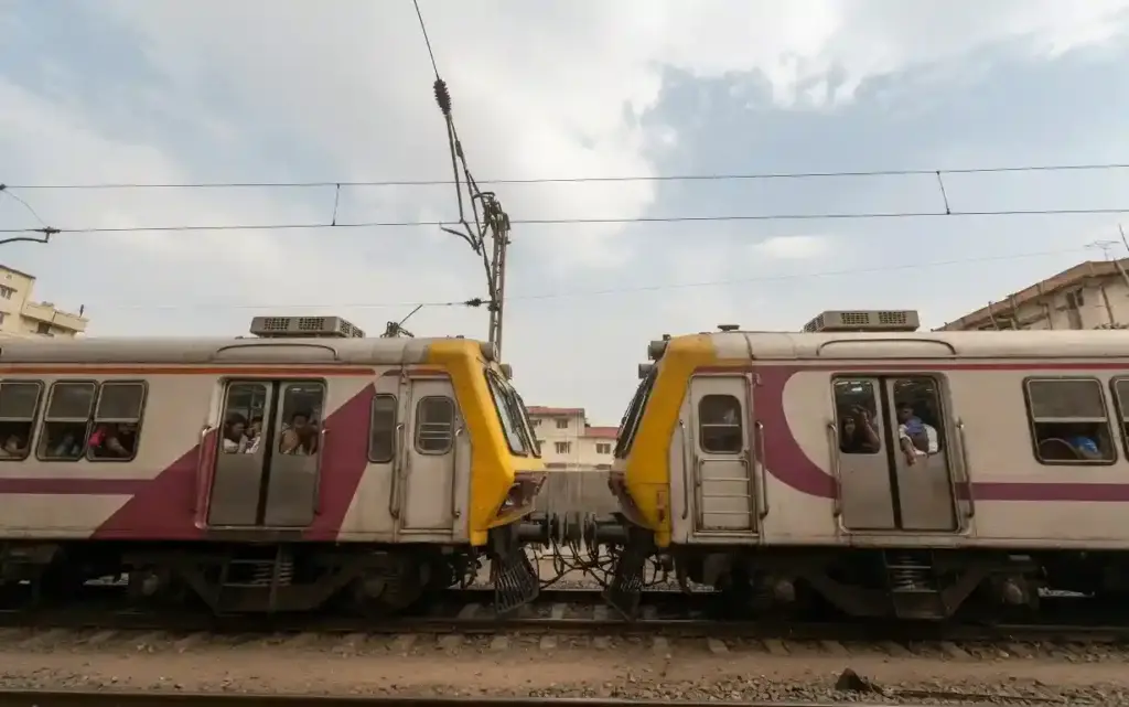 Mumbai Local Train Face Off  ભયાનક અકસ્માતમાંથી બચાવ ચર્ની રોડ પર ટ્રેનો સામસામે આવી જતાં મુસાફરોમાં ફફડાટ…