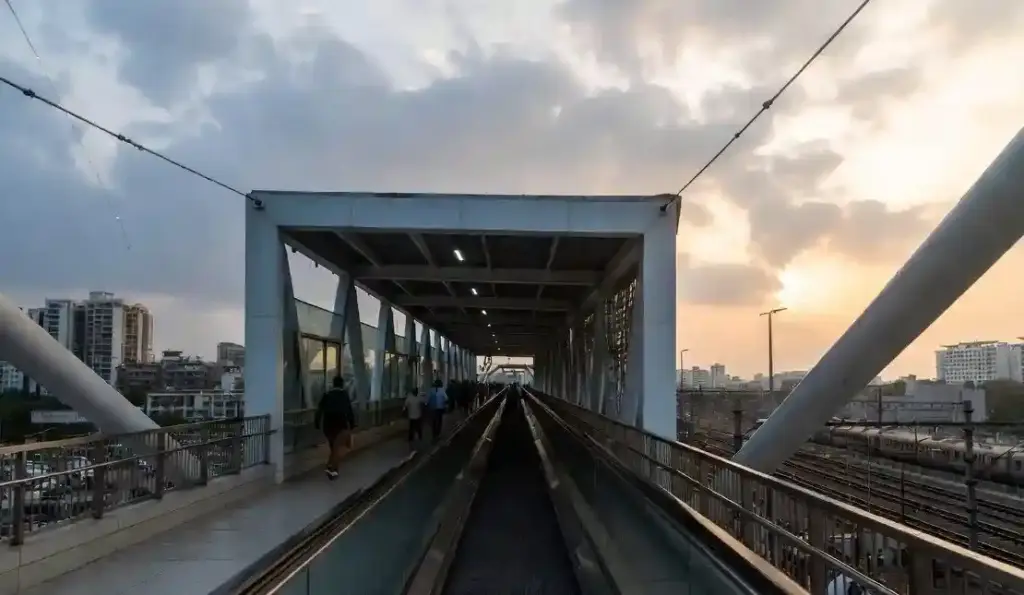 Mumbai Mahalakshmi Travelator Skywalk MMRDA મુંબઈમાં દેશનો પ્રથમ ટ્રૅવલેટર યુક્ત સ્વાયવોક મહાલક્ષ્મીમાં મેટ્રો૩, મોનોરેલ અને રેલવે સ્ટેશન એકસાથે જોડાશે