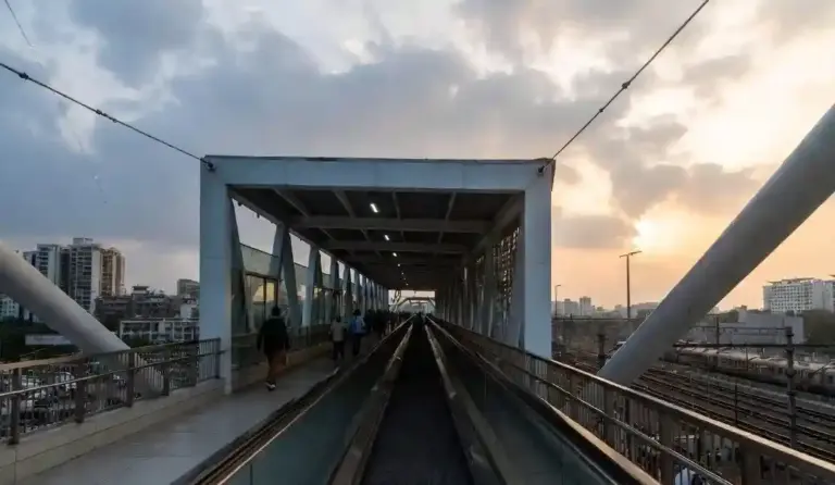 Mumbai Mahalakshmi Travelator Skywalk MMRDA  મુંબઈમાં દેશનો પ્રથમ ટ્રૅવલેટર યુક્ત સ્વાયવોક    મહાલક્ષ્મીમાં મેટ્રો૩, મોનોરેલ અને રેલવે સ્ટેશન એકસાથે જોડાશે