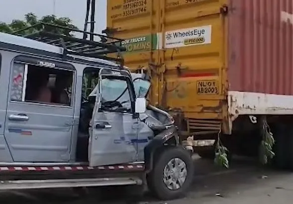 MumbaiNashik highway accident મુંબઈનાસિક હાઇવે પર ભયાનક અકસ્માત, પાર્ક કરેલી ટ્રક સાથે જીપ અથડાતાં એક જ પરિવારના ૮ મુસાફરો ઈજાગ્રસ્ત, ૪ ની હાલત નાજુક