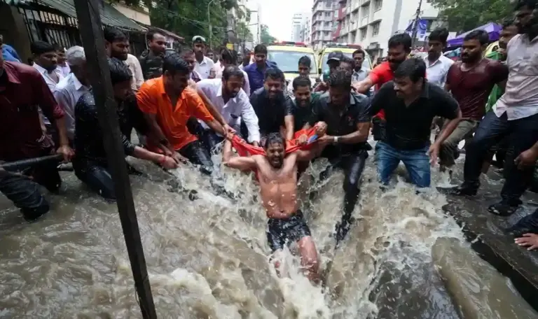 Mumbai Police Heroics  એક પળનો વિલંબ અને... દહિસરમાં પેટ્રોલિંગ ટીમે સમયસૂચકતા વાપરીને વ્યક્તિનો બચાવ્યો જીવ; જુઓ વિડીયો