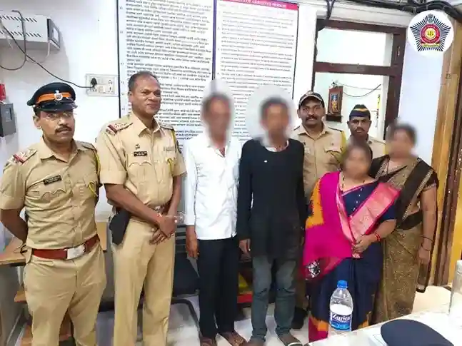 Mumbai Police Praiseworthy Action મુંબઈ પોલીસની પ્રશંસનીય કામગીરી પેડર રોડ પરથી મળ્યો ૧ વર્ષથી ગુમ થયેલો વ્યક્તિ; પરિવાર સાથે કરાવ્યું મિલન