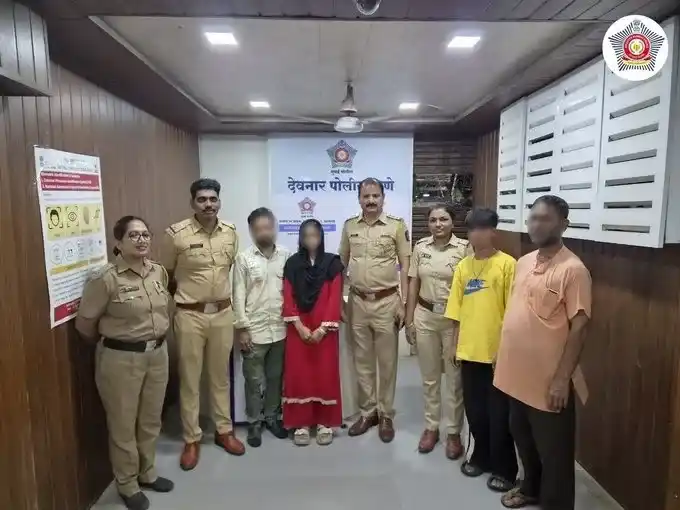 Mumbai Police Rescue Minor મુંબઈમાં પોલીસની પ્રશંસનીય કામગીરી દેવનાર પોલીસે નાઈટ પેટ્રોલિંગ દરમિયાન ઘર છોડીને ભાગેલી સગીરાને શોધી પરિવારને સોંપી