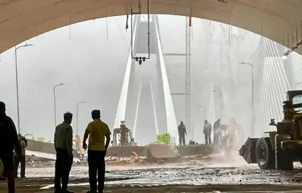 MumbaiPune Expressway Efficiency મુંબઈપુણે એક્સપ્રેસવે પર 'વર્લ્ડ ક્લાસ' કામગીરી માત્ર ૧૮ કલાકમાં જ મિસિંગ લિંક પરનું ભૂસ્ખલન દૂર કરી માર્ગ પૂર્વવત કરાયો