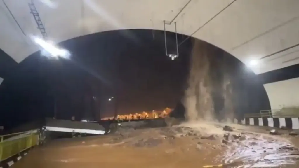 Mumbai Pune Expressway Landslide Shut ભારે વરસાદ વચ્ચે મુંબઈપુણે એક્સપ્રેસવે પર લેન્ડસ્લાઈડ, ટનલ પાસે પહાડ ધસી પડતાં વાહનવ્યવહાર ઠપ્પ