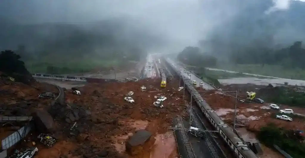 MumbaiPune Landslide Crisis  ભારે વરસાદને કારણે મુંબઈપુણે વચ્ચે ટ્રેન અને હાઈવે વ્યવહાર બંધ, ઘાટ સેક્શનમાં પરિસ્થિતિ વણસી.
