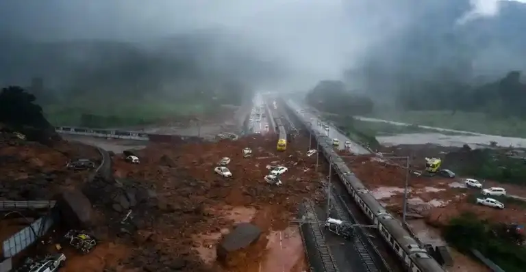 MumbaiPune Landslide Crisis  ભારે વરસાદને કારણે મુંબઈપુણે વચ્ચે ટ્રેન અને હાઈવે વ્યવહાર બંધ, ઘાટ સેક્શનમાં પરિસ્થિતિ વણસી.