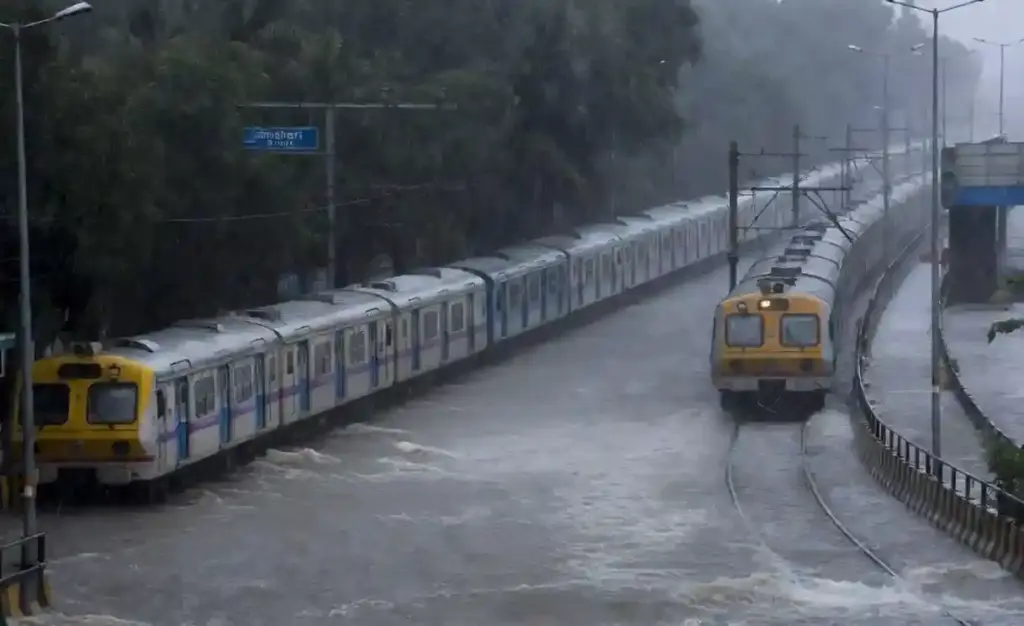 Mumbai Rain Local Train Updates મુંબઈમાં મેઘરાજાની તોફાની બેટિંગ, અંધેરી સબવેમાં ૫ ફૂટ પાણી ભરાતા વાહનવ્યવહાર બંધ, ત્રણેય લોકલ લાઈન ખોરવાઈ