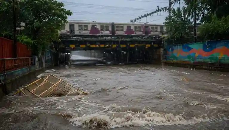Mumbai Rains Andheri Subway Flooded મુંબઈના અંધેરી સબવેમાં પૂર જેવી સ્થિતિ, વરસાદના પ્રવાહમાં તણાયા પાલિકાના બેરિકેડ્સ, પોલીસે માંડમાંડ પરિસ્થિતિ સંભાળી
