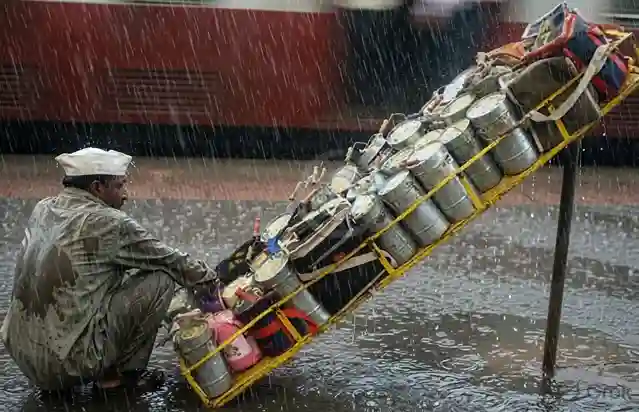Mumbai Rains Chaos  મુંબઈમાં મુશળધાર વરસાદ, લોકલ ટ્રેન ઠપ્પ, ડબ્બાવાળાની સેવાઓ પણ અટકી!