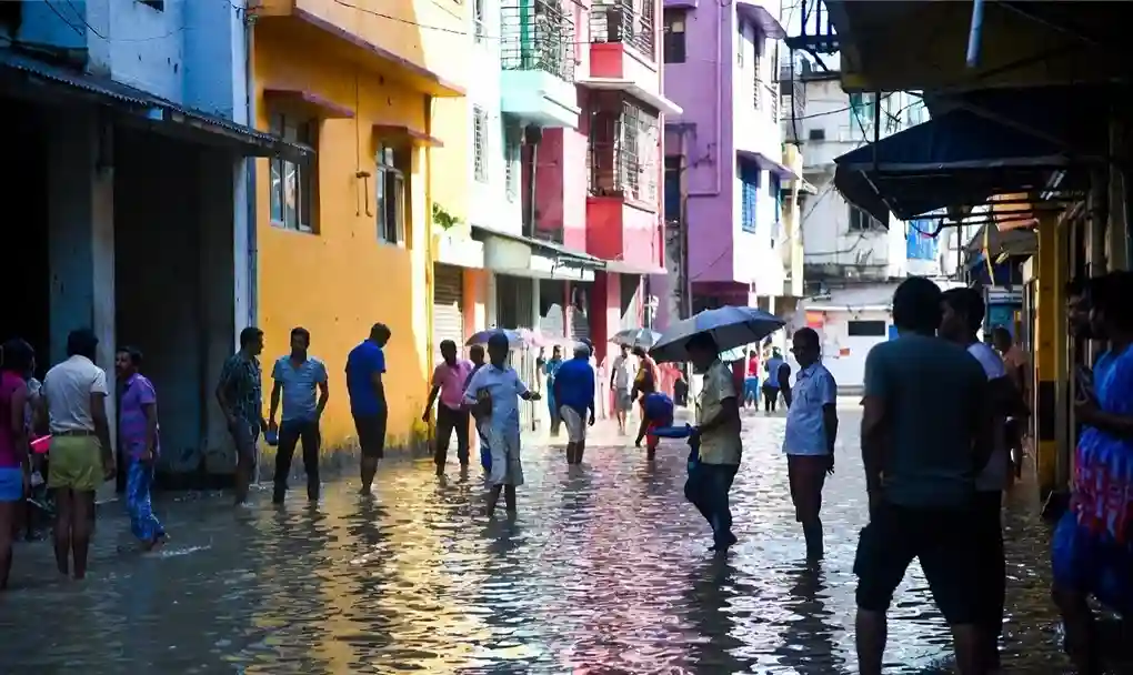 Mumbai Rains  વરસાદના પાણીમાં મસ્તી મુંબઈના રસ્તાઓ પર છવાયો 'વોટર પાર્ક' જેવો માહોલ