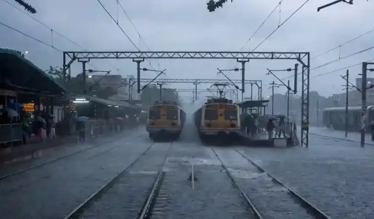 Mumbai Resilience વરસાદી મુસીબત સામે મુંબઈનું અડગ મનોબળ, અવિરત વરસાદ પણ થંભાવી શક્યો નહીં શહેરની ગતિ.
