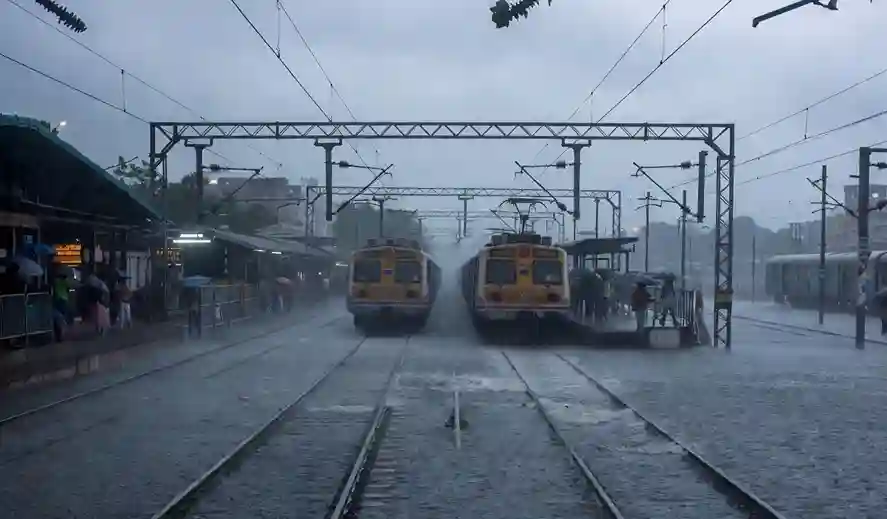 Mumbai Resilience વરસાદી મુસીબત સામે મુંબઈનું અડગ મનોબળ, અવિરત વરસાદ પણ થંભાવી શક્યો નહીં શહેરની ગતિ.