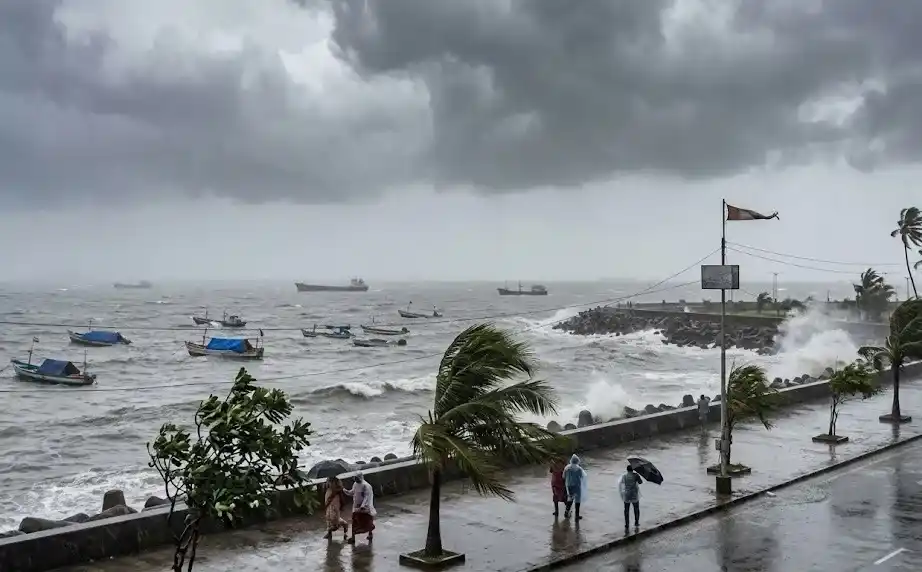 Mumbai Weather Update મુંબઈ અને ઉપનગરોમાં ભારે વરસાદની આગાહી 5060 કિમીની ઝડપે પવન ફૂંકાવાની શક્યતા, ઓરેન્જ એલર્ટ જાહેર