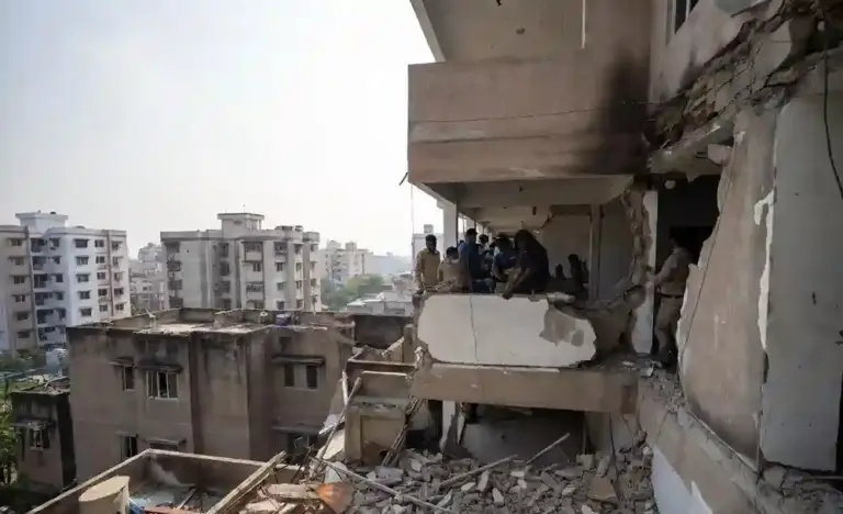 Mumbra Building Gallery Collapse  મુમ્બ્રામાં 40 વર્ષ જૂની બિલ્ડિંગનો ગેલેરી સ્લેબ ધરાશાયી, 13 વર્ષીય કિશોરીનું મોત અને 5 નો બચાવ