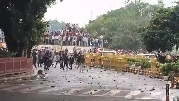 NEET Protest At Jantar Mantar દિલ્હીના જંતરમંતર પર NEET વિરોધ પ્રદર્શન હિંસક બન્યું, ઘર્ષણમાં અનેક પોલીસકર્મીઓ ઘાયલ