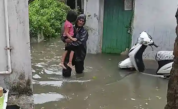Nagpur Rain Update  નાગપુરમાં મેઘરાજાનું રૌદ્ર સ્વરૂપ ભારે વરસાદથી ચારેકોર જળબંબાકાર, શાળાના મેદાનો તળાવમાં ફેરવાયા!