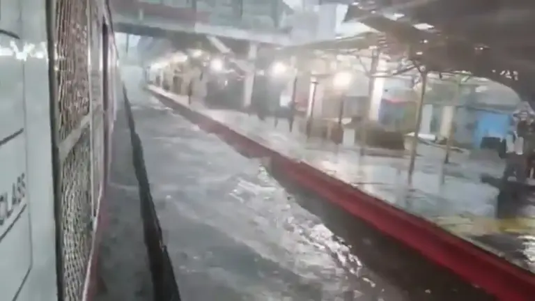 Nalasopara Railway Station Flooded  મુંબઈમાં ભારે વરસાદને કારણે નાલાસોપારા સ્ટેશન પર પાણી ભરાયા,લોકલ ટ્રેન સેવાઓ ખોરવાઈ, હજારો મુસાફરો મુશ્કેલીમાં