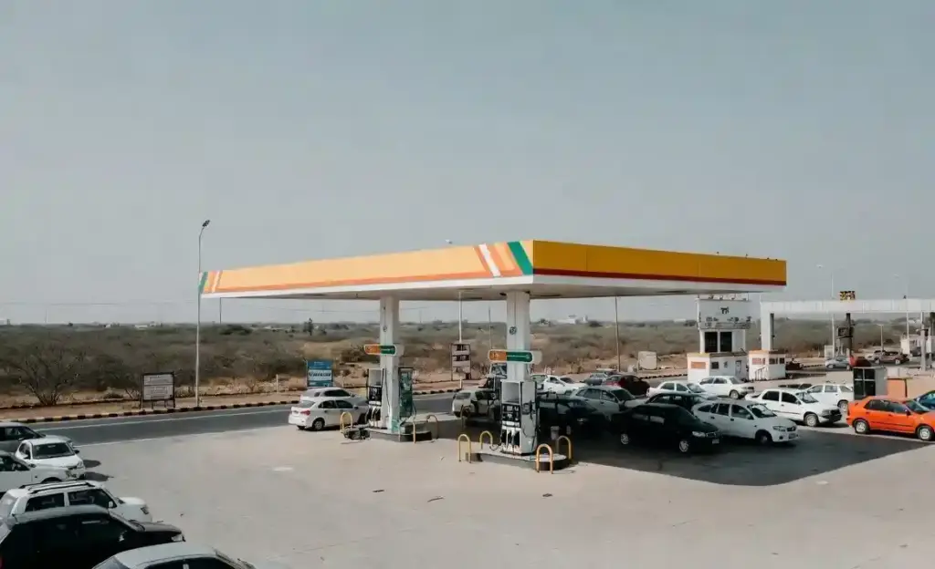 Nayara Energy Petrol Diesel Price Cut  પેટ્રોલડીઝલના ભાવમાં મોટો ભડાકો! આજથી પેટ્રોલ 5 અને ડીઝલ  3 સસ્તું, જાણો કઈ કંપનીએ આપી આ મોટી રાહત