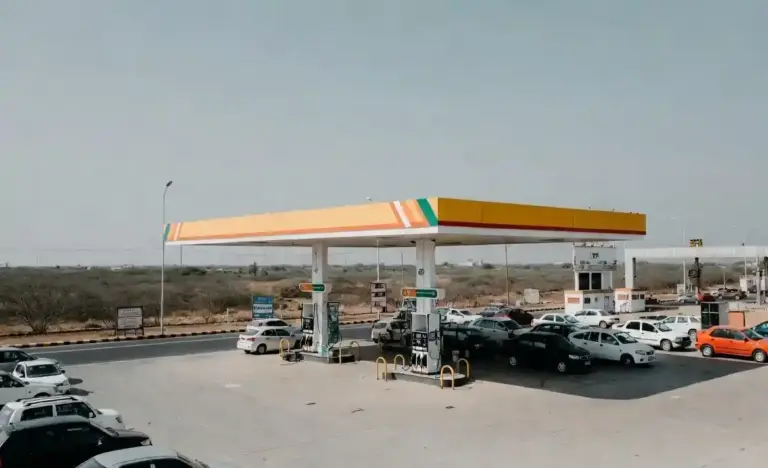 Nayara Energy Petrol Diesel Price Cut  પેટ્રોલડીઝલના ભાવમાં મોટો ભડાકો! આજથી પેટ્રોલ 5 અને ડીઝલ  3 સસ્તું, જાણો કઈ કંપનીએ આપી આ મોટી રાહત