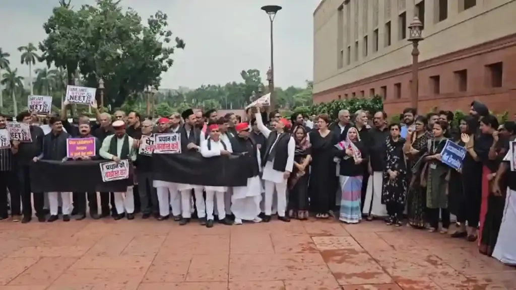 Opposition Parliament Protest સંસદમાં વિપક્ષી સાંસદોના કાળા કપડાં પહેરીને વિરોધ પ્રદર્શન, વિદ્યાર્થીઓના મુદ્દે સદનમાં હોબાળો