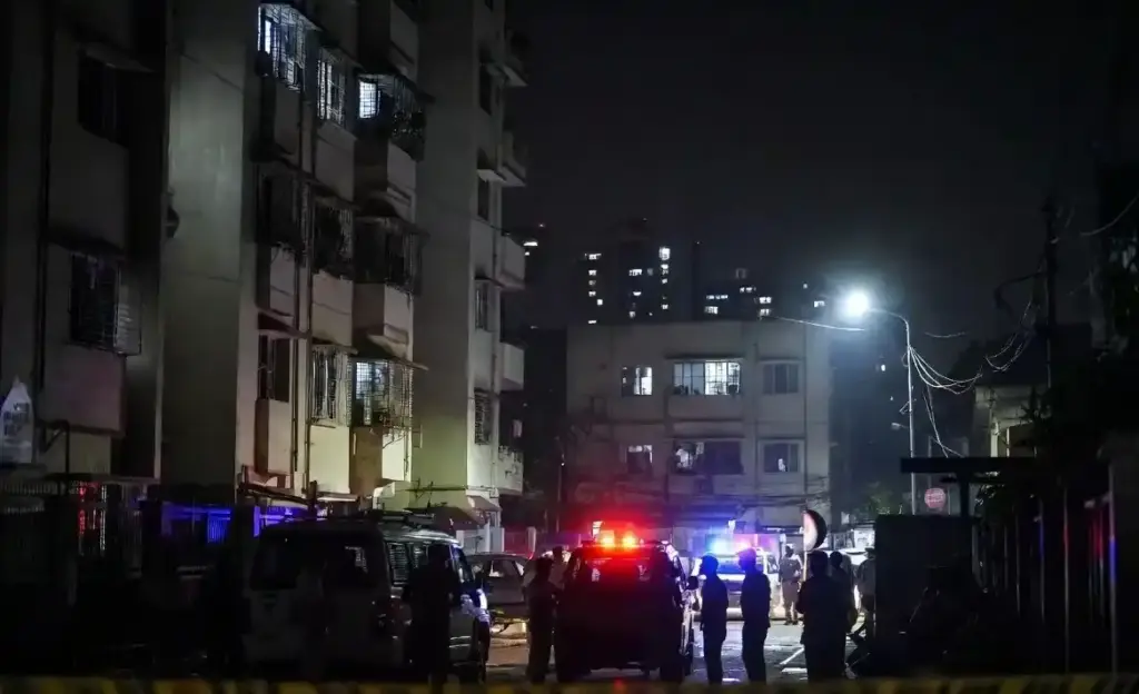 Oshiwara Mumbai Wife Murder Case ઓશિવરા પોલીસ સ્ટેશનથી માત્ર ૧૦૦ મીટર દૂર દારૂડિયા પતિએ પત્ની પર પથ્થરના ઘા ઝીંકી કરી ઘાતકી હત્યા, મુંબઈમાં સનસનાટી