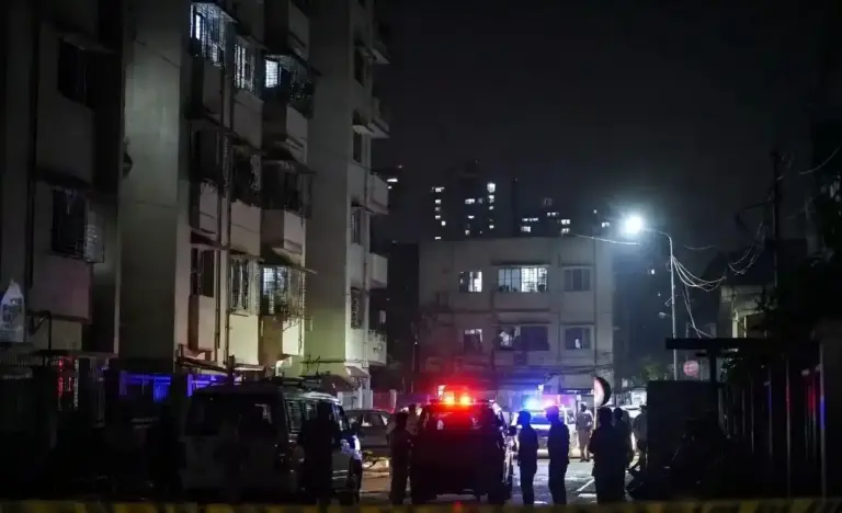 Oshiwara Mumbai Wife Murder Case  ઓશિવરા પોલીસ સ્ટેશનથી માત્ર ૧૦૦ મીટર દૂર દારૂડિયા પતિએ પત્ની પર પથ્થરના ઘા ઝીંકી કરી ઘાતકી હત્યા, મુંબઈમાં સનસનાટી