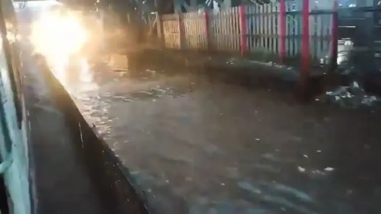 Palghar Rail Disruption પાલઘરમાં મેઘરાજાનું તાંડવ રેલવે ટ્રેક પાણીમાં ગરકાવ, ટ્રેન સેવાઓ ખોરવાઈ.