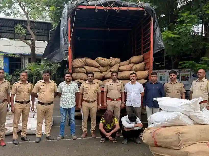 Palghar police raid  મુંબઈઅમદાવાદ હાઇવે પર પાલઘર પોલીસનો દરોડો બટાકાની બોરીઓની આડમાં તસ્કરી કરાતો ₹૪૭.૯૩ લાખનો મુદ્દામાલ જપ્ત
